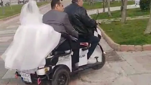 Elektrikli scooter gelin arabasına dönüştü