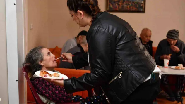 EMEĞİM kursiyerlerinden huzurevi ziyareti