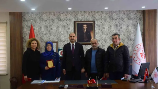 Emekliye ayrılan personele teşekkür plaketi