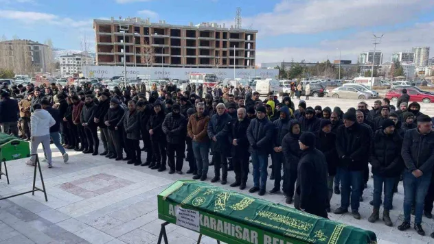Enkaz altında kalan öğretmenin cenaze namazını imam olan ağabeyisi kıldırdı