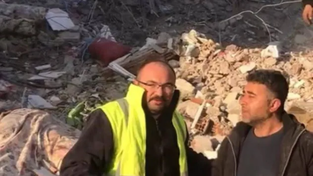 Enkazdan bulduğu 500 bin TL'lik altın dolu çantayı sahibine teslim etti