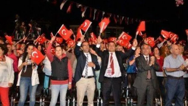 Erguvan Festival'inde Zafer Bayramı Gecesi