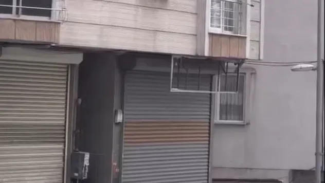 Eve kitlenen genç kadın kendini camdan attı O anlar kamerada