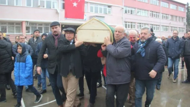 Evinde ölü bulunan okul müdürünün cenazesi memleketine uğurlandı