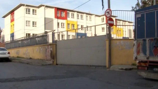 Eyüpsultan'da bir okulun kapısı öğrencilerin üstüne düştü: 4 yaralı