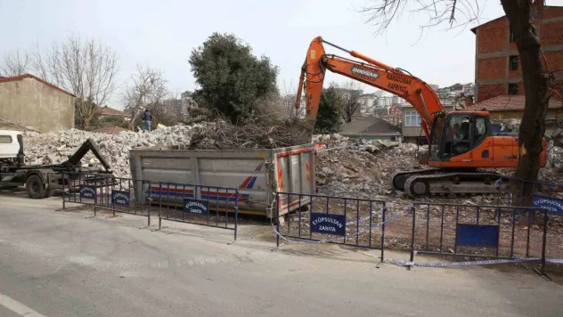 Eyüpsultan'da Haliç Hospital binasının yıkımı tamamlandı