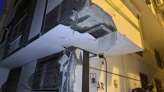 Eyüpsultan'da sokağa dalan vinç dehşet saçtı: Mahalleli sokağa döküldü