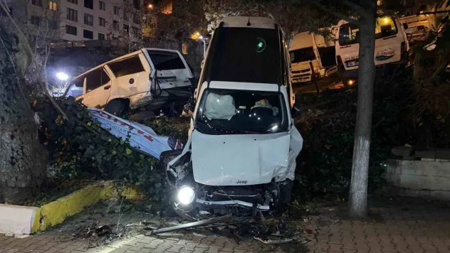 Eyüpsultan'da virajı alamayan araç çay bahçesine uçtu