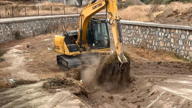 Ezine'de taşkınlara karşı Akçin çayı ve Üsküfçü deresindeki su akış yatakları temizleniyor