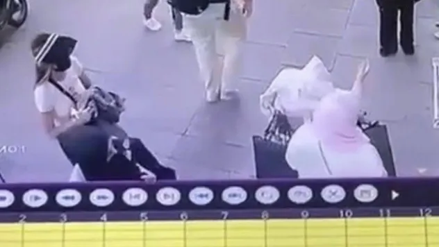Fatih'te 2 kadın, tekerlekli sandalyedeki kadının çantasını çaldı