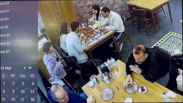 Fatih'te çocuk hırsızın, turistin ziynet eşyası dolu çantasını çaldığı anlar kamerada