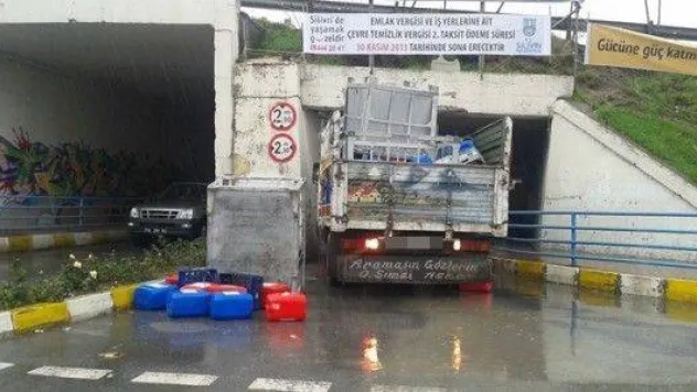 Fazla yük alt geçide takıldı