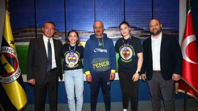 Fenerbahçe Başkanı Ali Koç, şampiyon boksörlerle bir araya geldi