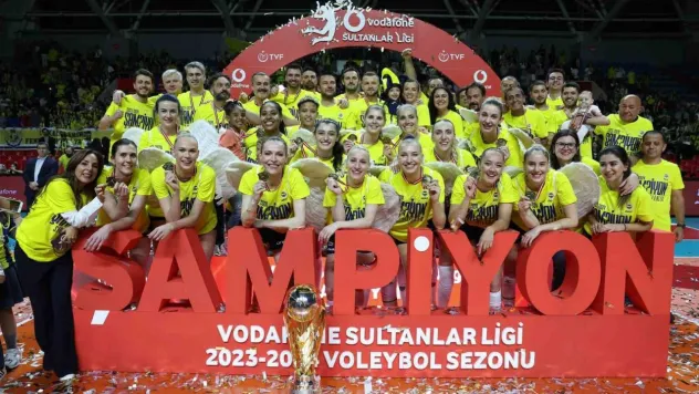 Fenerbahçe Kadın Voleybol Takımı, şampiyonluk kupasını kaldırdı