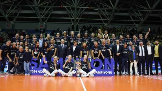 Fenerbahçe Kadın Voleybol Takımı, şampiyonluk kupasını kaldırdı