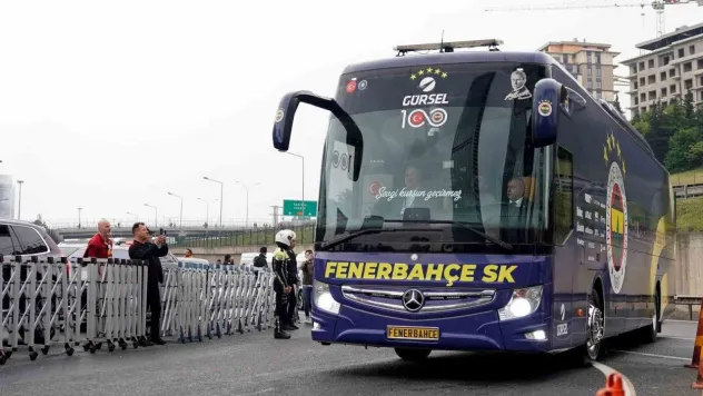 Fenerbahçe takım otobüsü stada geldi