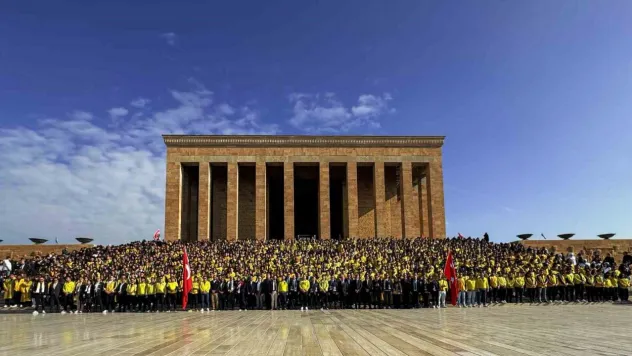 Fenerbahçeli taraftarlar, Anıtkabir'i ziyaret etti