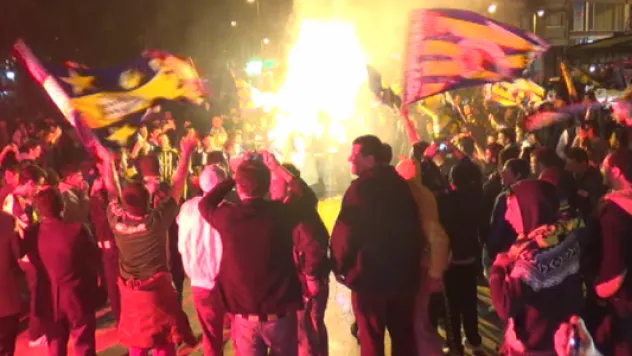 Fenerbahçeli taraftarlar şampiyonluğu kutluyor