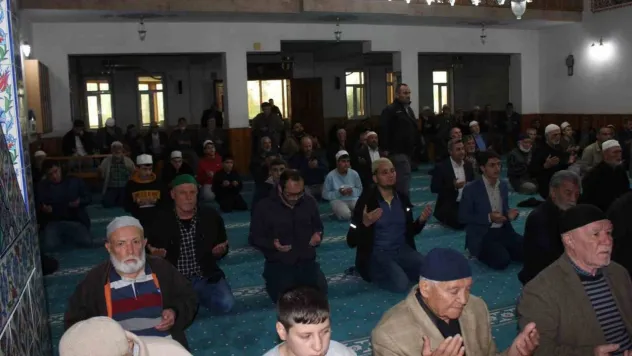 Filistin'de hayatını kaybedenler için gıyabi cenaze namazı kılındı