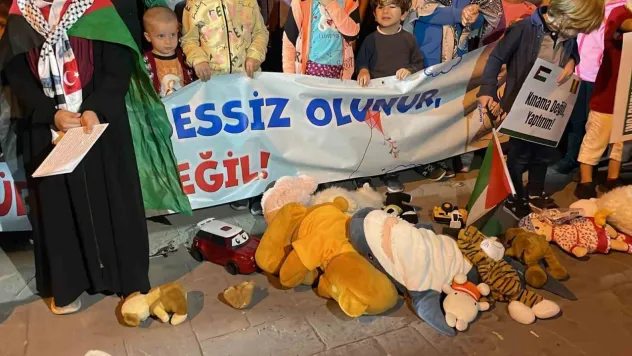 Filistin'de katledilen çocukların sesi olup, yere oyuncak attılar