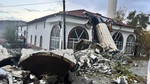 Fırtına minareyi yıktı: Cemaat ölümden döndü