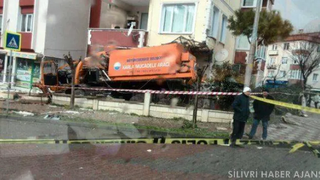 Freni boşalan kar küreme aracı binaya çarptı: 1 ölü, 1 yaralı