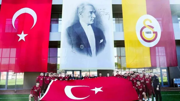 Galatasaraylı futbolculardan 29 Ekim Cumhuriyet Bayramı kutlaması