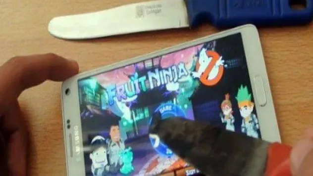 Galaxy Note 4'ün ekranına bıçakla test
