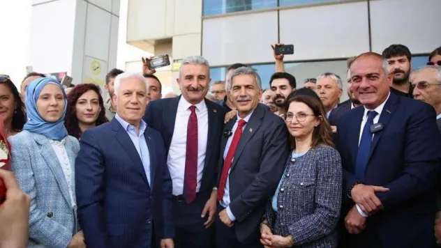 Gemlik Belediye Başkanı Şükrü Deviren görevi teslim aldı