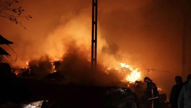 Geri dönüşüm fabrikasında korkutan yangın: 1 itfaiye eri yaralandı