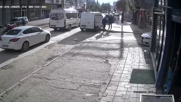 Geri manevra yaparken yayayı böyle yere serdi: Görünmez kaza kamerada