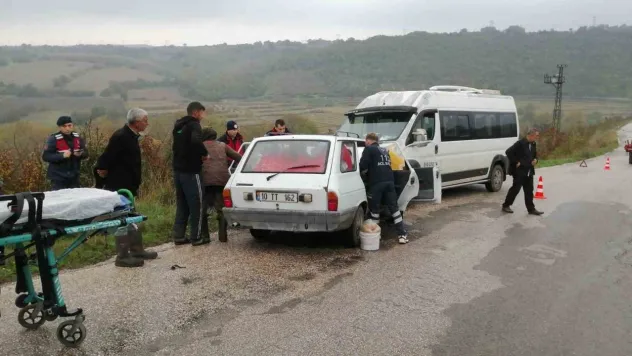 Gönen'de trafik kazasında sıkışan sürücü itfaiye ekiplerince kurtarıldı