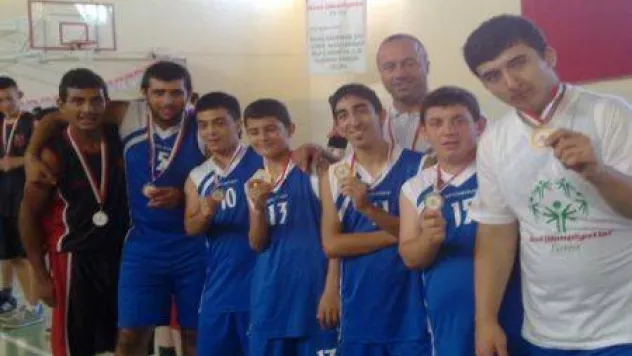 Gülen Yunuslar basketbolda grup birincisi oldu...