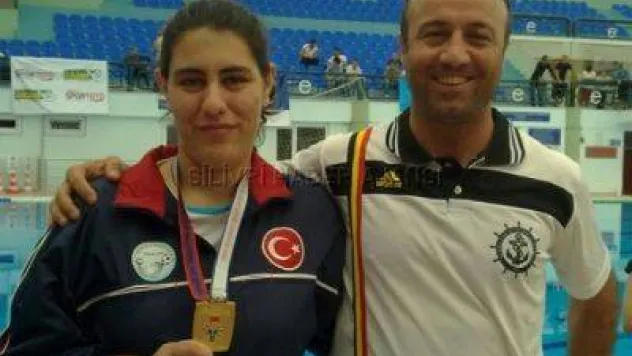 Gülen Yunuslar Yüzmede Bayanlarda Türkiye Üçüncüsü