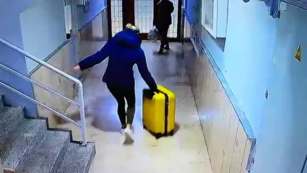 Güllü'nün kızının arkadaşı ile birlikte bavullarla binadan çıktığı anlara ilişkin görüntü ortaya çıktı