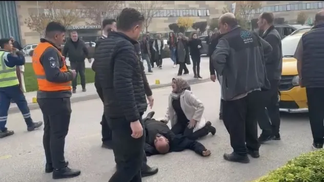 Hastane önünde feci kaza