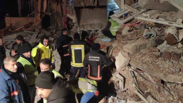 Hatay'da itfaiyeciler 5 kişiyi daha enkazdan canlı olarak kurtardı