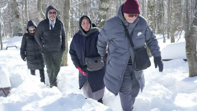 Hem teleferiğe bindiler hem de bembeyaz örtü üstünde kar topu savaşı yaptılar