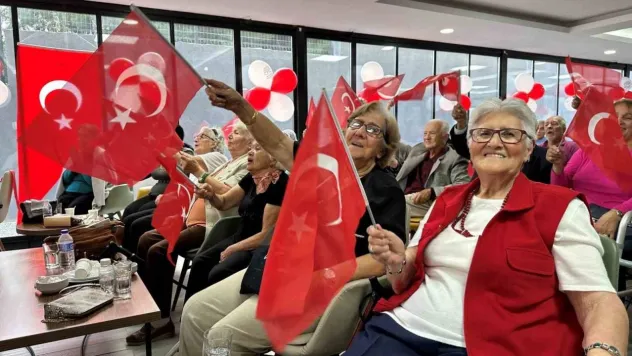 Huzurevinde Cumhuriyet coşkusu