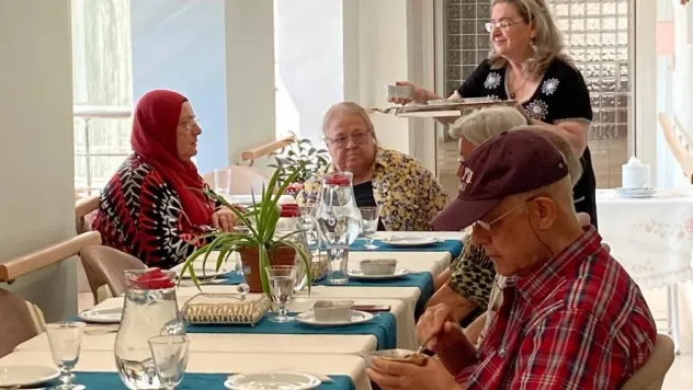Huzurevinde kalan Necmiye nine aşure geleneğini sürdürüyor