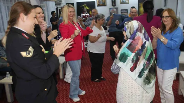 Huzurevindeki yaşlıların oyun havası renkli görüntülere sahne oldu