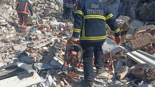 Iğdır itfaiyesi deprem bölgesinde çalışmalarına devam ediyor