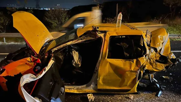 İki kamyonun arasında kağıt gibi ezilen taksi sürücüsü yaralandı