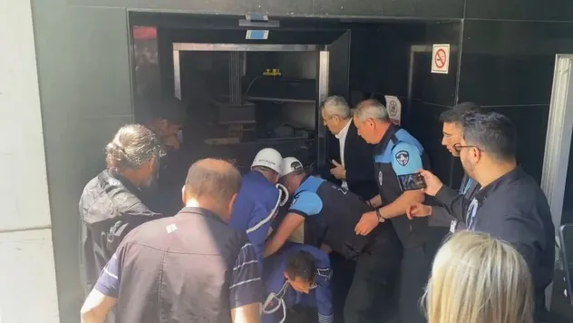 İlhan Şeşen'in cenazesi asansörde mahsur kaldı