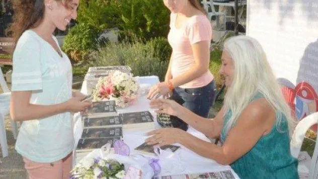 İlkim Karaca Kitabını İmzaladı