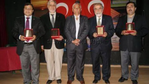 İmam Hatipliler'den Karakaş'a Teşekkür Plaketi