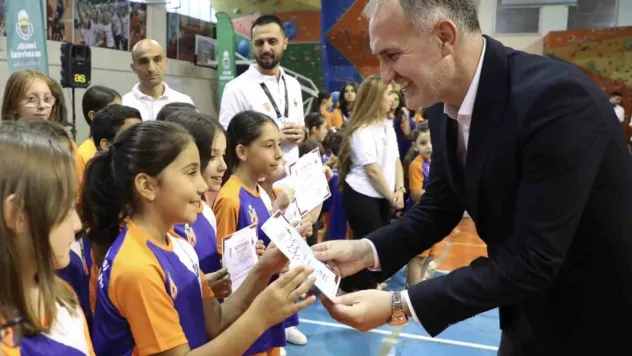 İnegöl Belediyesi Yaz Okulları'nda öğrenciler sertifikalarını aldı