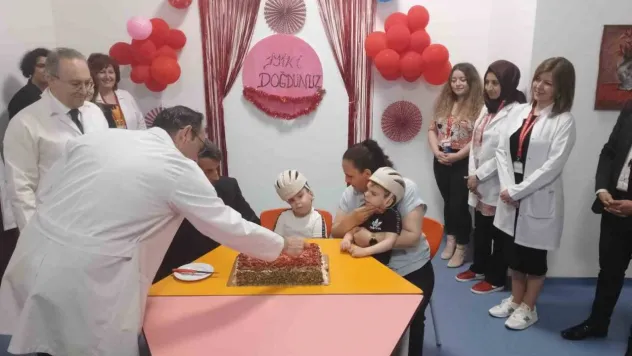 İngiltere'de operasyonla ayrılan siyam ikizleri 5'inci yaş günlerini kutladı