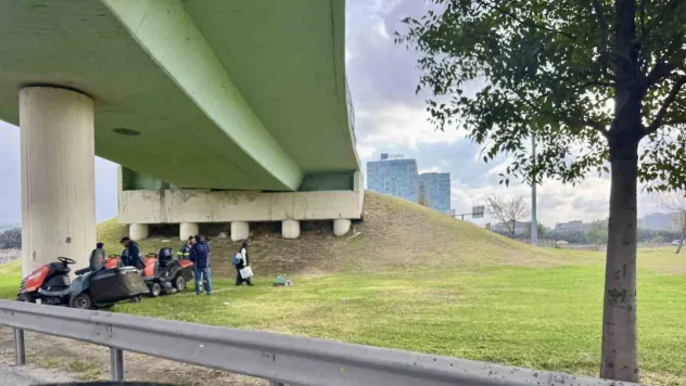 İşçiler yağmur yağınca viyadük altında yağmurdan korundu