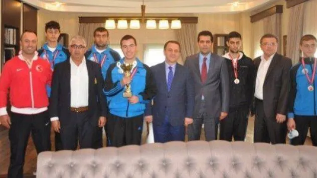 Işıklar Özel Sporcuları Kutladı